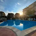 Apartment L' Antico Scoglio Comfort Scalo - 4,7 E 11 Ospiti - Navetta Aeroporto-stazione & Multi-destinazioni - Piscina - A 300mt - Giardino E Zona Pranzo All'aperto - Wifi & Smarttv - Aria Condizionata Nocera Terinese