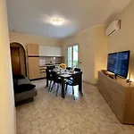 L' Antico Scoglio Comfort Scalo - 4,7 E 11 Ospiti - Navetta Aeroporto-stazione & Multi-destinazioni - Piscina - A 300mt - Giardino E Zona Pranzo All'aperto - Wifi & Smarttv - Aria Condizionata Nocera Terinese