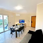شقة L' Antico Scoglio Comfort Scalo - Fino A 11 Ospiti - Piscina - Navetta Aeroporto-stazione & Multi-destinazioni - A 300mt - Giardino E Zona Pranzo All'aperto - Wifi & Smarttv - Aria Condizionata *