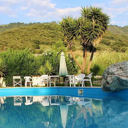 L' Antico Scoglio Comfort Scalo - 4,7 E 11 Ospiti - Navetta Aeroporto-stazione & Multi-destinazioni - Piscina - A 300mt - Giardino E Zona Pranzo All'aperto - Wifi & Smarttv - Aria Condizionata * Nocera Terinese