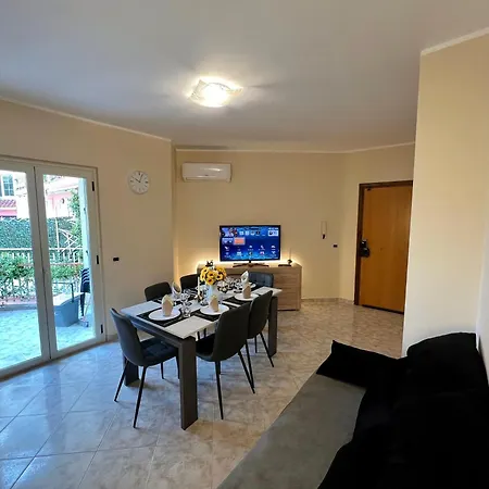 L' Antico Scoglio Comfort Nocera Terinese Scalo - 4,7 E 11 Ospiti - Navetta Aeroporto-stazione & Multi-destinazioni - Piscina - A 300mt - Giardino E Zona Pranzo All'aperto - Wifi & Smarttv - Aria Condizionata * Fronte Aguglieri