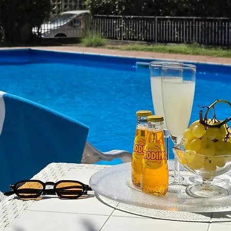 L' Antico Scoglio Comfort Scalo - Fino A 11 Ospiti - Piscina - Navetta Aeroporto-stazione & Multi-destinazioni - A 300mt - Giardino E Zona Pranzo All'aperto - Wifi & Smarttv - Aria Condizionata * Nocera Terinese
