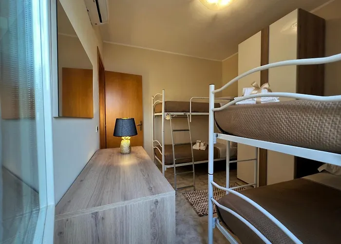 L' Antico Scoglio Comfort Scalo - 4,7 E 11 Ospiti - Navetta Aeroporto-stazione & Multi-destinazioni - Piscina - A 300mt - Giardino E Zona Pranzo All'aperto - Wifi & Smarttv - Aria Condizionata * Nocera Terinese