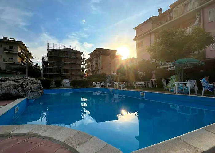 Apartamento L' Antico Scoglio Comfort Scalo - 4,7 E 11 Ospiti - Navetta Aeroporto-stazione & Multi-destinazioni - Piscina - A 300mt - Giardino E Zona Pranzo All'aperto - Wifi & Smarttv - Aria Condizionata Nocera Terinese