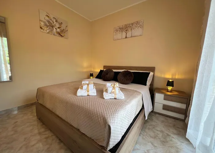 L' Antico Scoglio Comfort Scalo - 4,7 E 11 Ospiti - Navetta Aeroporto-stazione & Multi-destinazioni - Piscina - A 300mt - Giardino E Zona Pranzo All'aperto - Wifi & Smarttv - Aria Condizionata * Nocera Terinese