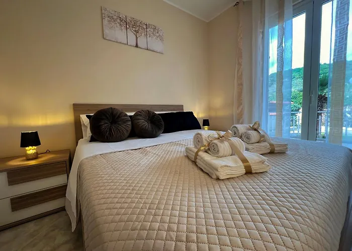 L' Antico Scoglio Comfort Scalo - 4,7 E 11 Ospiti - Navetta Aeroporto-stazione & Multi-destinazioni - Piscina - A 300mt - Giardino E Zona Pranzo All'aperto - Wifi & Smarttv - Aria Condizionata * Nocera Terinese