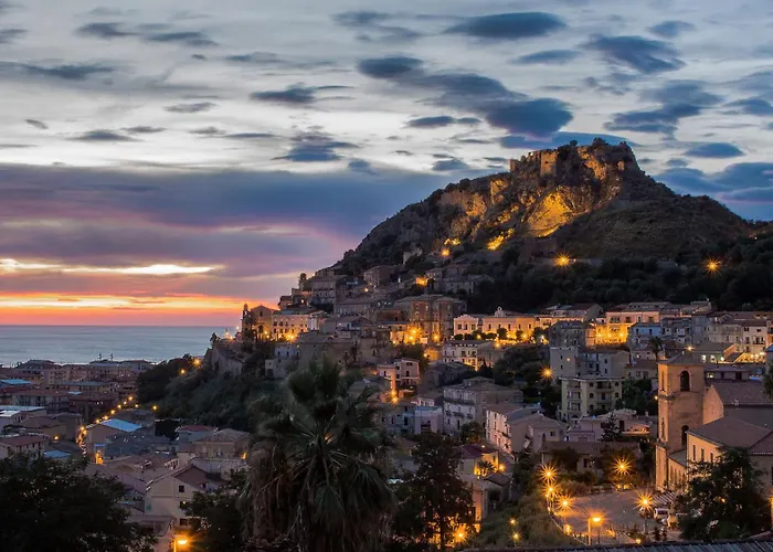 L' Antico Scoglio Comfort Scalo - 4,7 E 11 Ospiti - Navetta Aeroporto-stazione & Multi-destinazioni - Piscina - A 300mt - Giardino E Zona Pranzo All'aperto - Wifi & Smarttv - Aria Condizionata * Nocera Terinese